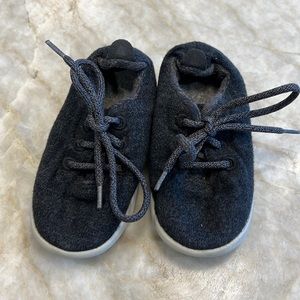 Dark gray Allbirds Smallbirds size T7